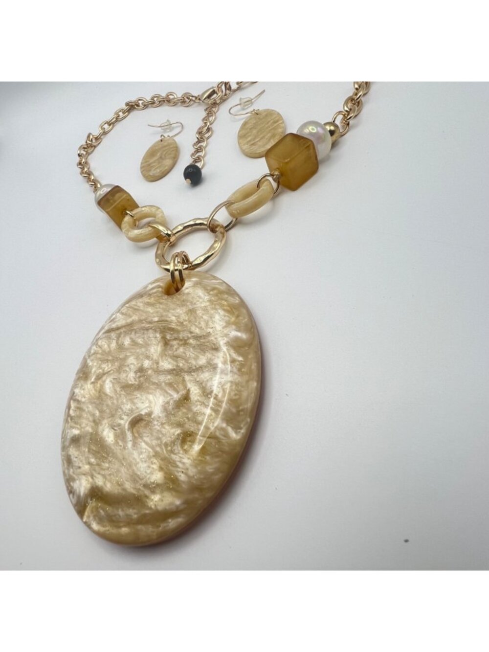 Vintage Lucite Statement Necklace Earrings Set Marbled Beige Pendant Gold Tone - Picture 3 of 14